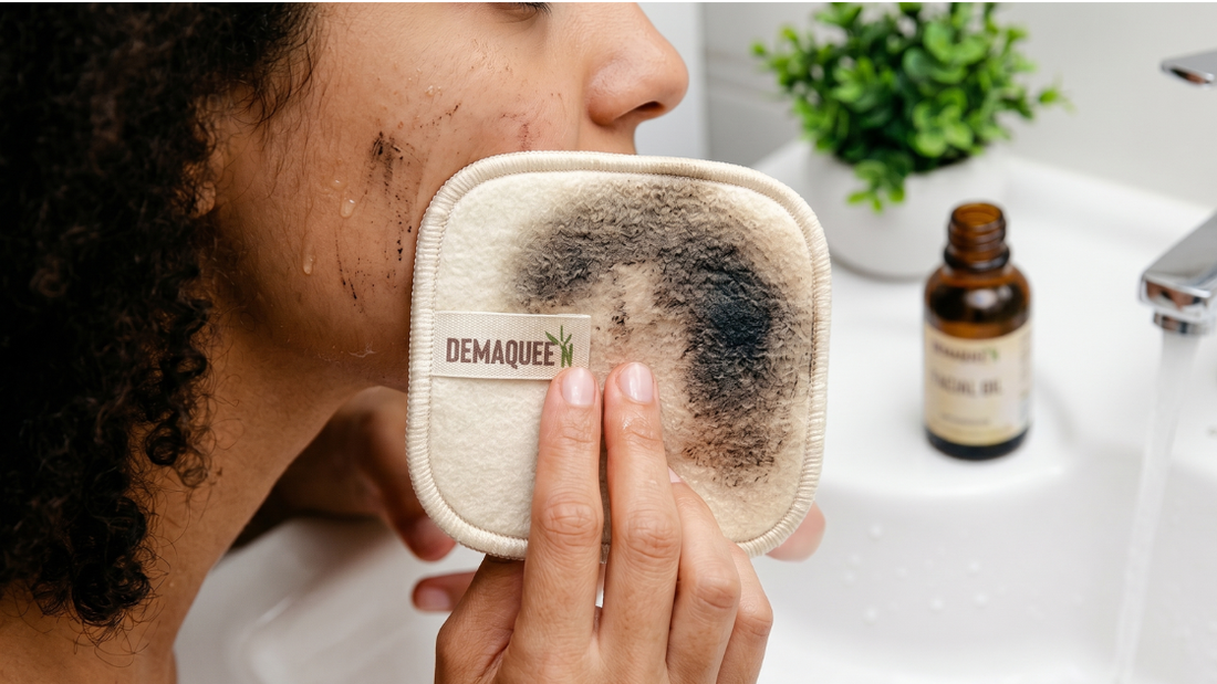 Jeune femme tenant un pad démaquillant réutilisable pour limiter les irritations liées à l'acné