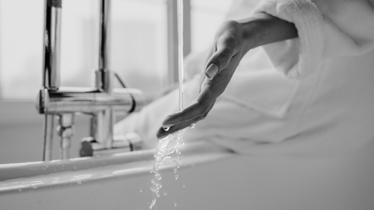 Démaquillage à l'eau avec un pad réutilisable, méthode douce pour la peau