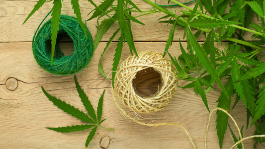 Texture du chanvre naturel, matière écologique et hypoallergénique respectueuse de la peau et de la planète.