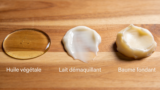 Comparatif de textures de démaquillants naturels : huile végétale, lait démaquillant et baume fondant sur un plan de travail en bois.