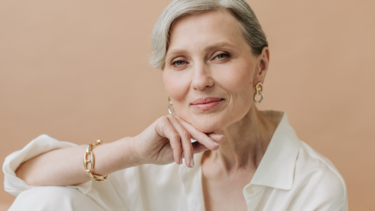 Guide du démaquillage anti-âge pour peau mature avec un pad réutilisable