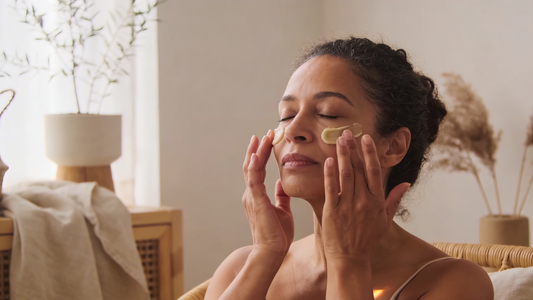 Femme pratiquant un rituel de Slow Beauty consciente pour une reconnexion à soi et au rythme de sa peau.