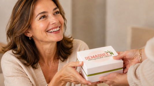 Idée cadeau écolo : une femme heureuse découvre son coffret de pads démaquillants lavables Demaquee'N dans son emballage chic.