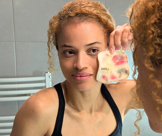 Rituel de démaquillage quotidien avec un pad réutilisable Demaquee'N