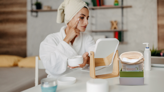 Routine de nettoyage douce pour peau sèche qui pèle en hiver avec pad démaquillant en fibres naturelles