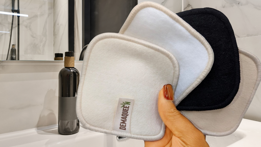 Pads démaquillants lavables en fibres naturelles dans une salle de bain éco-responsable